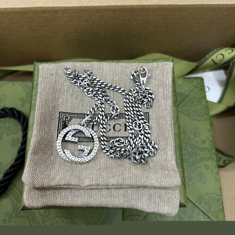 G*u*i necklaces